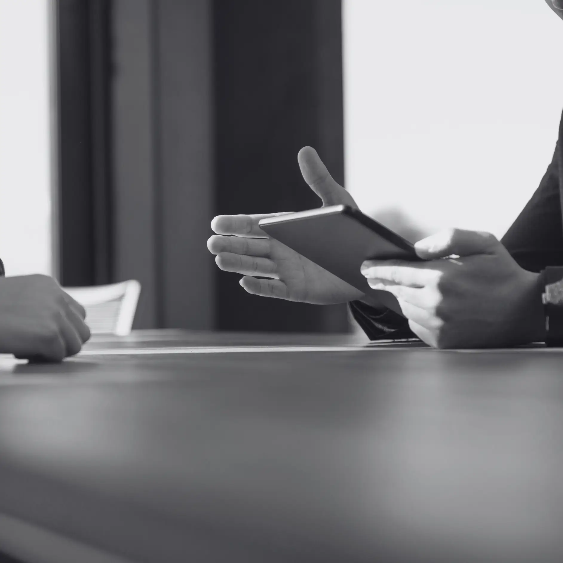 Person_erklaert_die_Werbeartikel_Sonderanfertigung