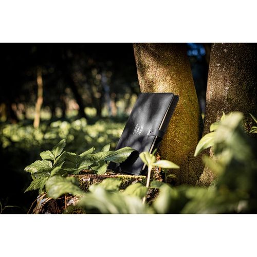 EMERGE A5 FOLDER. Teczka A5 z materiału 300D poliestru pochodzącego (100% rPET) z bezprzewodową ładowarką