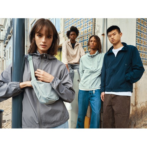 Chaqueta ligera IQONIQ Logan de poliéster reciclado