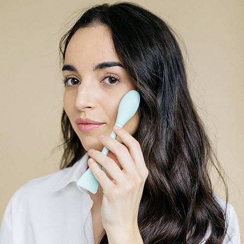 Facial spatula. It has a facial brush with soft si Chamadorea