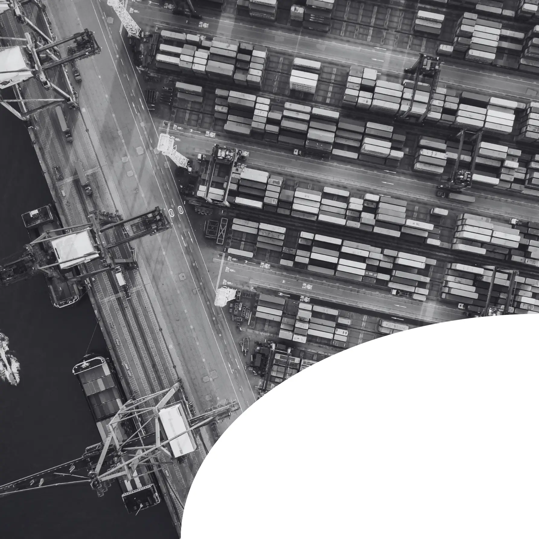 Luftaufnahme eines Containerhafens mit Kränen und Frachtschiffen, Symbol für die logistische Abwicklung von Werbeartikel Asien Direktimporten per Seefracht.