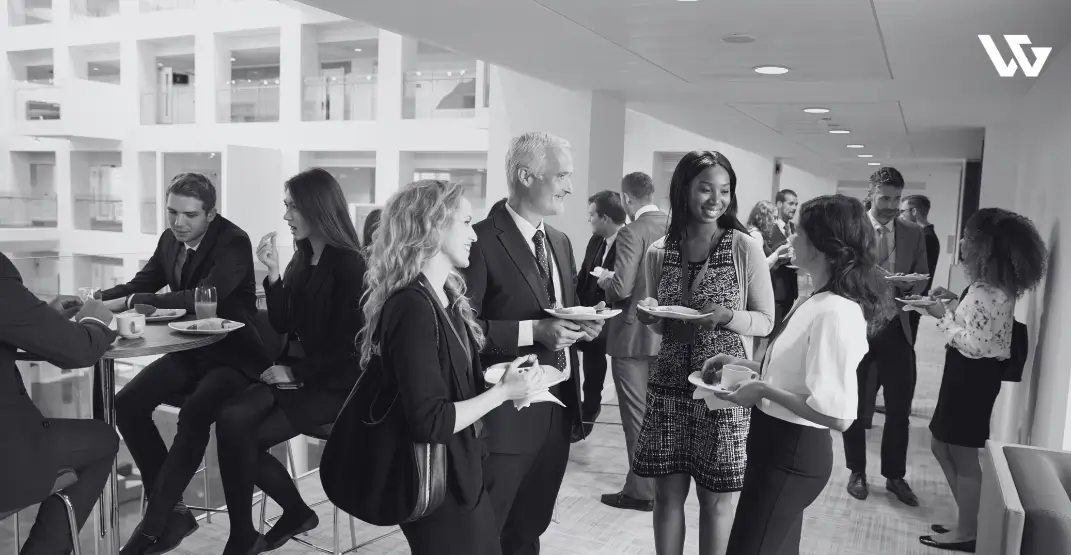 Wichtiges Zubehör für Events: Lanyards (Schlüsselbänder), Namensschilder aus Holz und Einlassbänder, die klassischen Giveaways für Messen und Konferenzen.