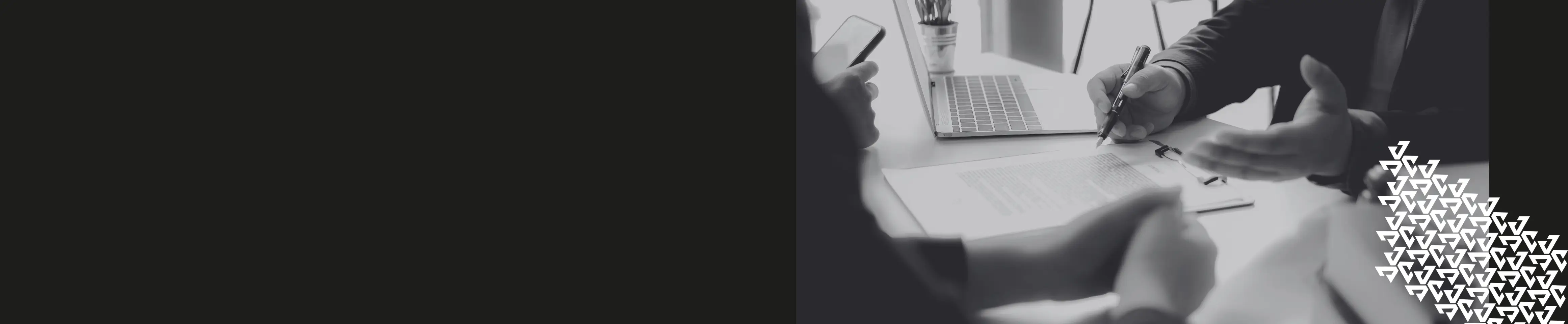 Nahaufnahme von Händen bei einem intensiven Beratungsgespräch am Schreibtisch, Symbolbild für die kostenlose Beratung und strategische Planung einer individuellen Werbeartikel Sonderanfertigung.