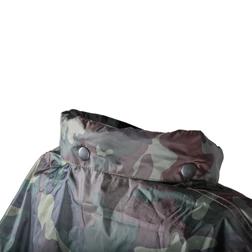 CHAQUETA IMPERMEABLE CAMUFLAJE EN POLIÉSTER 190T Y PVC