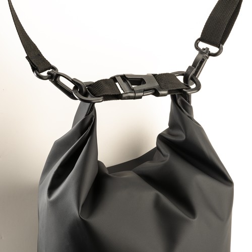 Sac en bandoulière waterproof en tarp avec bandoulière réglable.