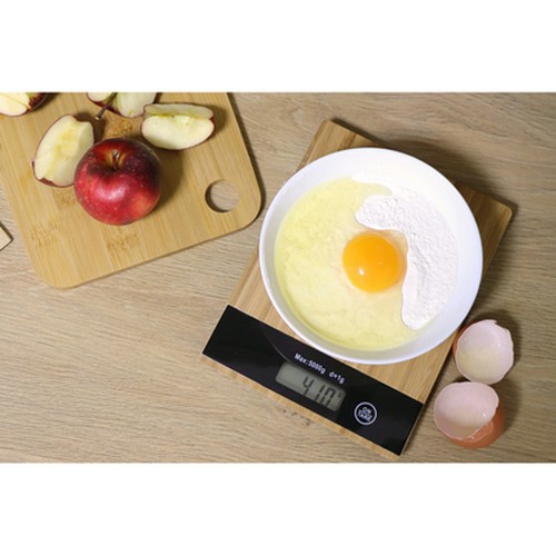 Kitchen scale with bamboo front part | Beck