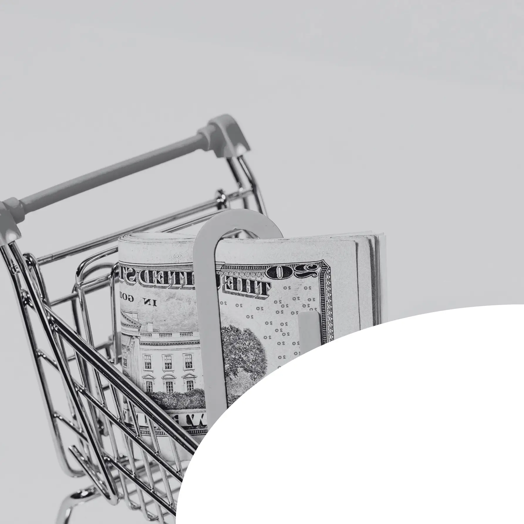 Einkaufswagen gefüllt mit Geldscheinen, visualisiert die signifikante Kostenersparnis und Preisvorteile beim Werbeartikel Asien Direktimport bei großen Mengen.