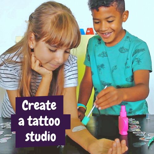 Tattoo Factory Kit III. Educatief spel geleverd met een kraftpapier cadeauzakje (115 g/m²)