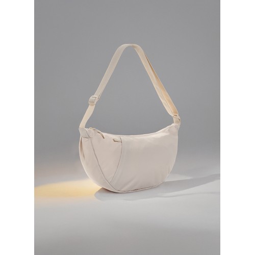 Crescent XL AWARE™ RPET halve maan sling bag