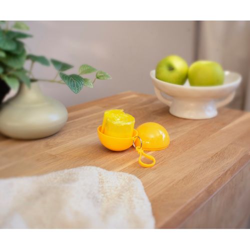 Etui boule contenant un poncho Pippa