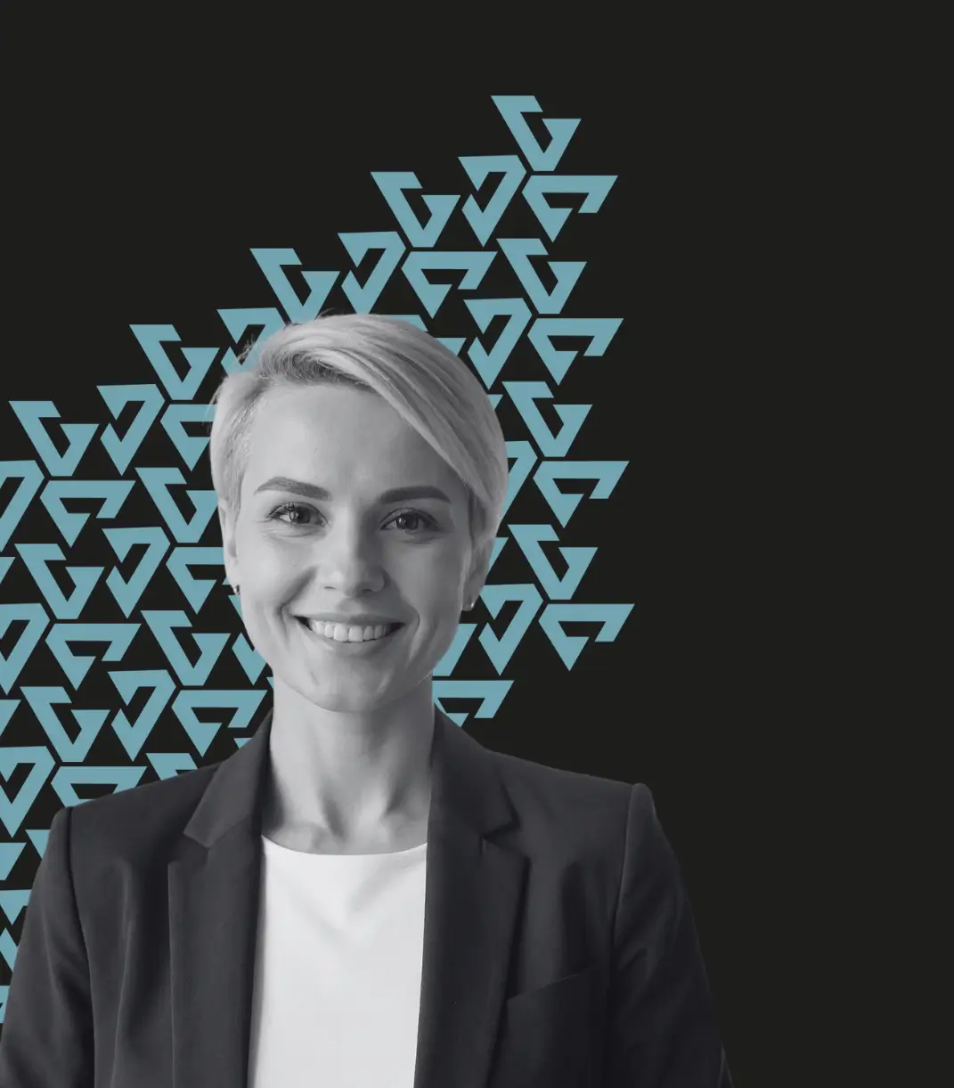 Freundlich lächelnde Beraterin vor einem Hintergrund mit blauem Firmen-Muster, Symbolbild für die persönliche Beratung zur Sonderanfertigung und die Klärung von FAQ.