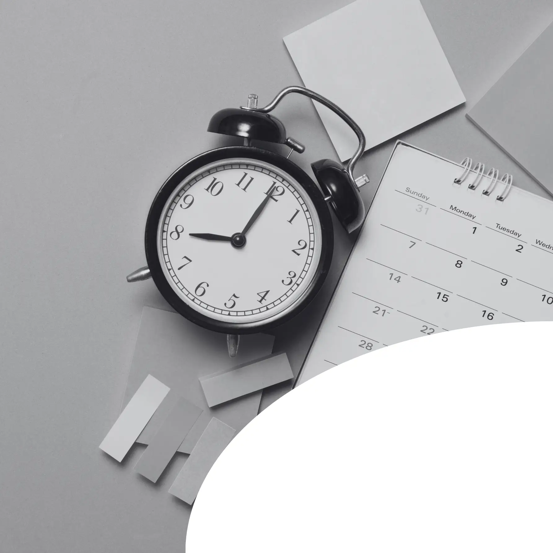 Wecker und Kalenderblatt auf einem Schreibtisch, erinnert an die Wichtigkeit rechtzeitiger Planung und Berücksichtigung der Lieferzeiten beim Asien Import.